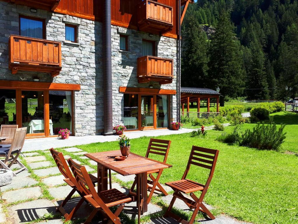 Le Rocher Hotel Champoluc Extérieur photo